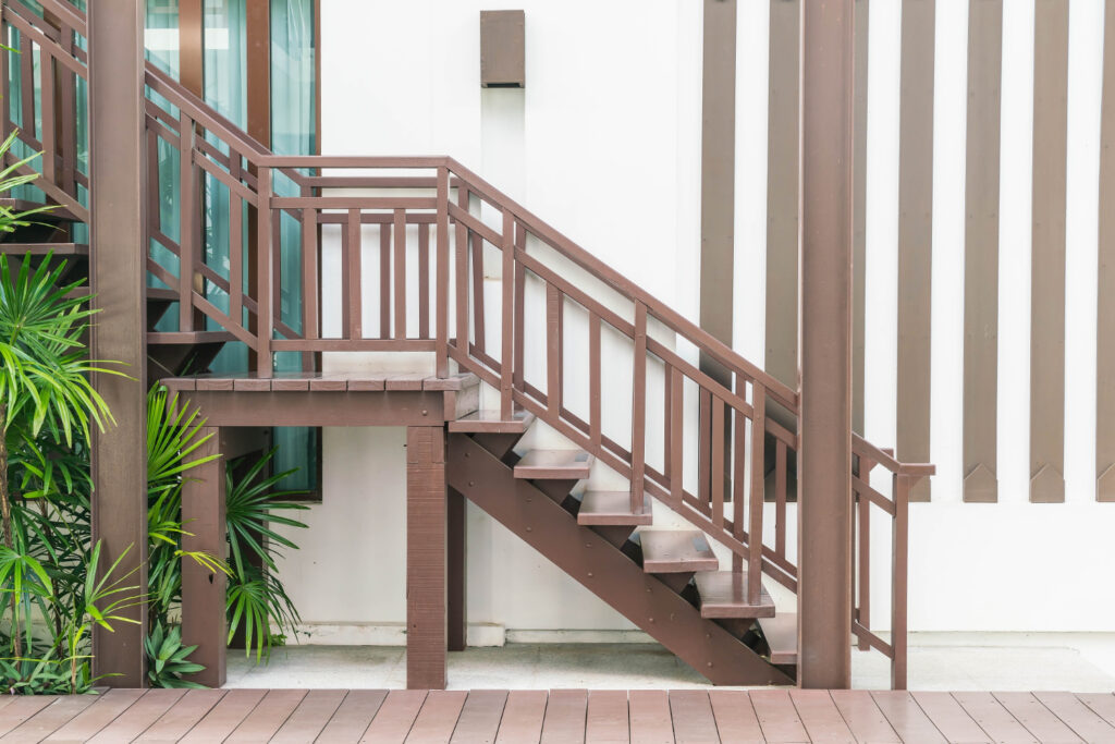 Drewniane schody z balustradami