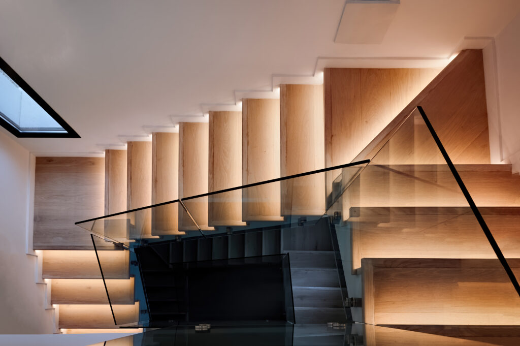 Schody drewniane ze szklaną balustradą